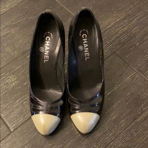 CHANEL Black/White GlitterPatent Leather ToePumps